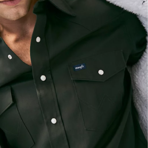 WRANGLER MEN'S SOLID COWBOY CUT FIRM FINISH LONG SLEEVE WORK SHIRT BLACK FOREST GREEN